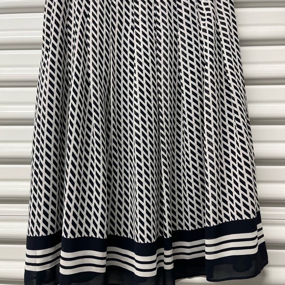Talbots Elegant Black and White Patterned Skirt Size 2P - Picture 3 of 3